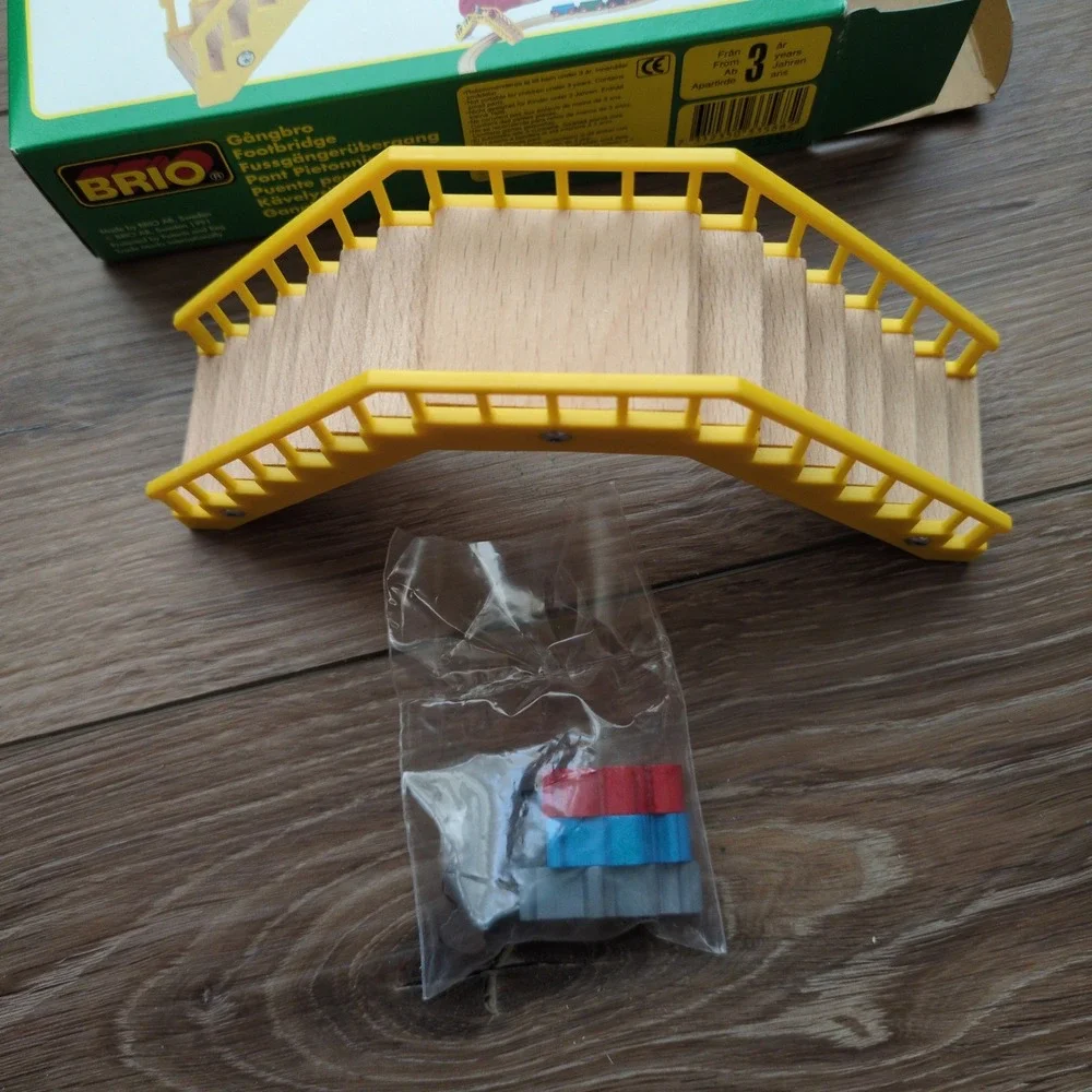 NEW Vtg 90's BRIO Footbridge + People Yellow Wood Railway Train Accessory 33568